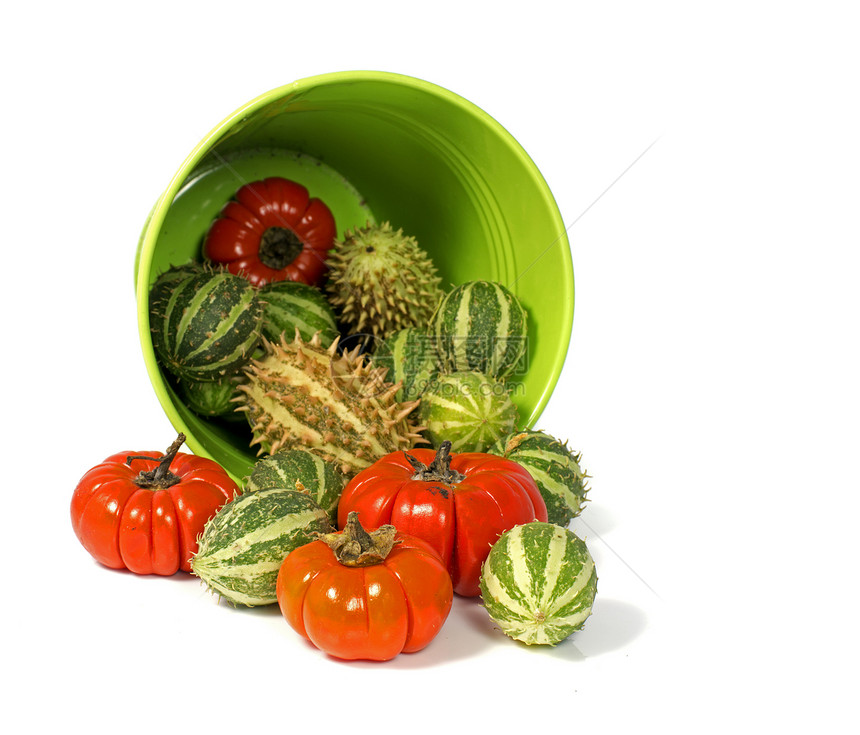 绿色桶装水果装饰图片