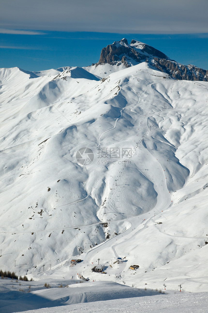 滑雪追求太阳旅行缆车山脉椅子升降椅娱乐假期阳光图片