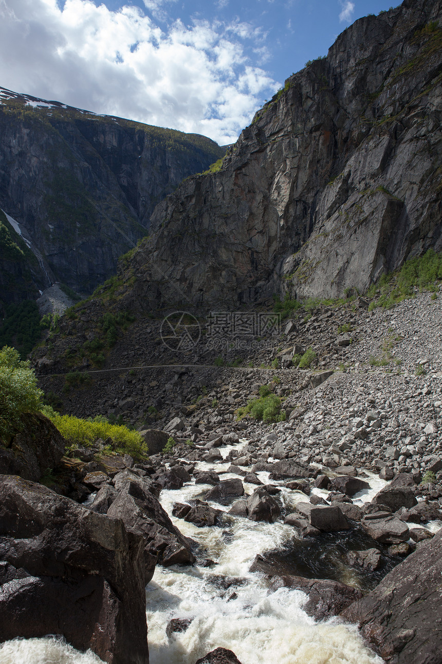 挪威的河流和瀑布风景游客文化目的地山脉森林天空树木旅游荒野图片