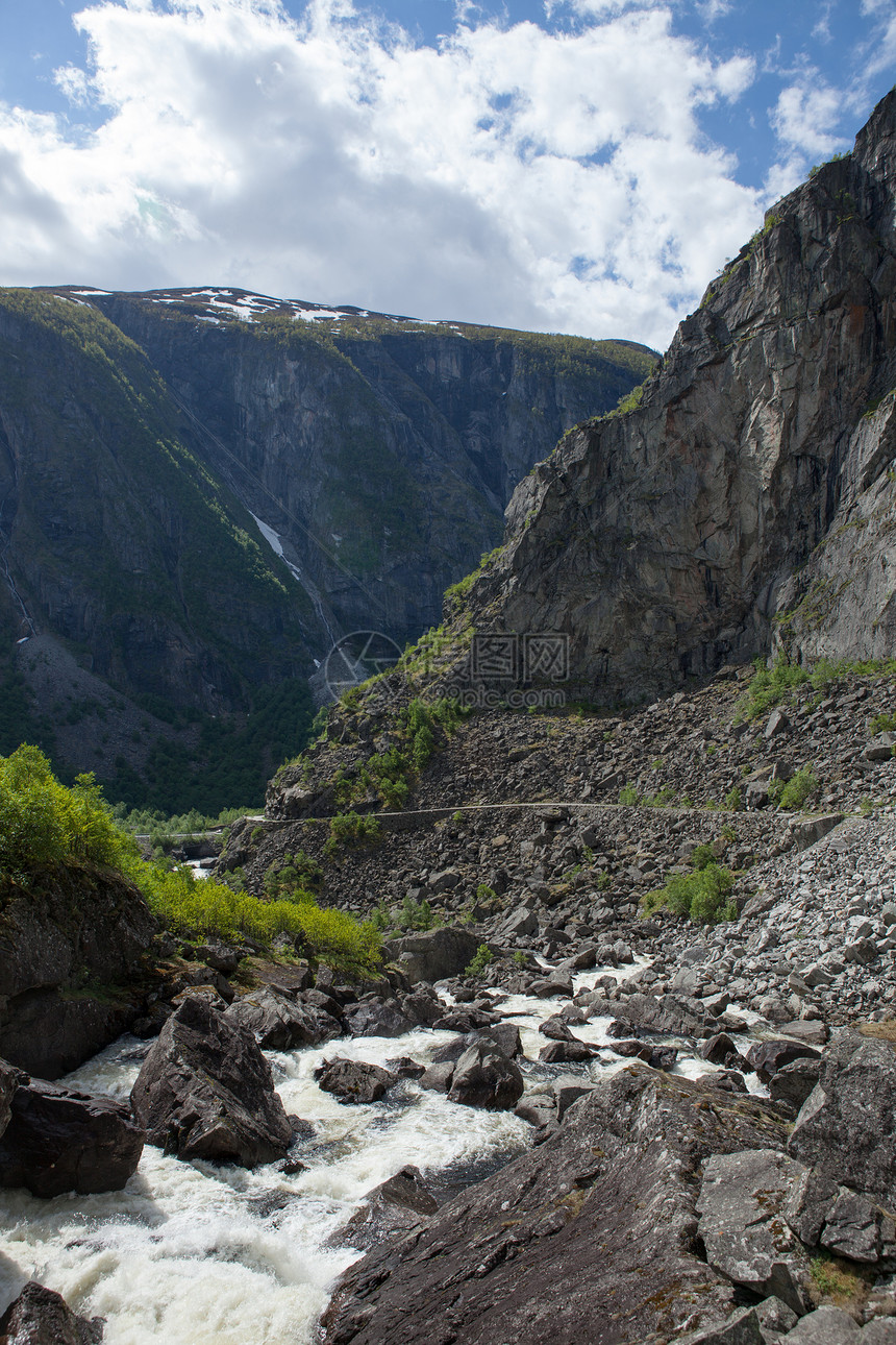挪威的河流和瀑布游客峡湾目的地森林文化荒野风景旅游山脉天空图片