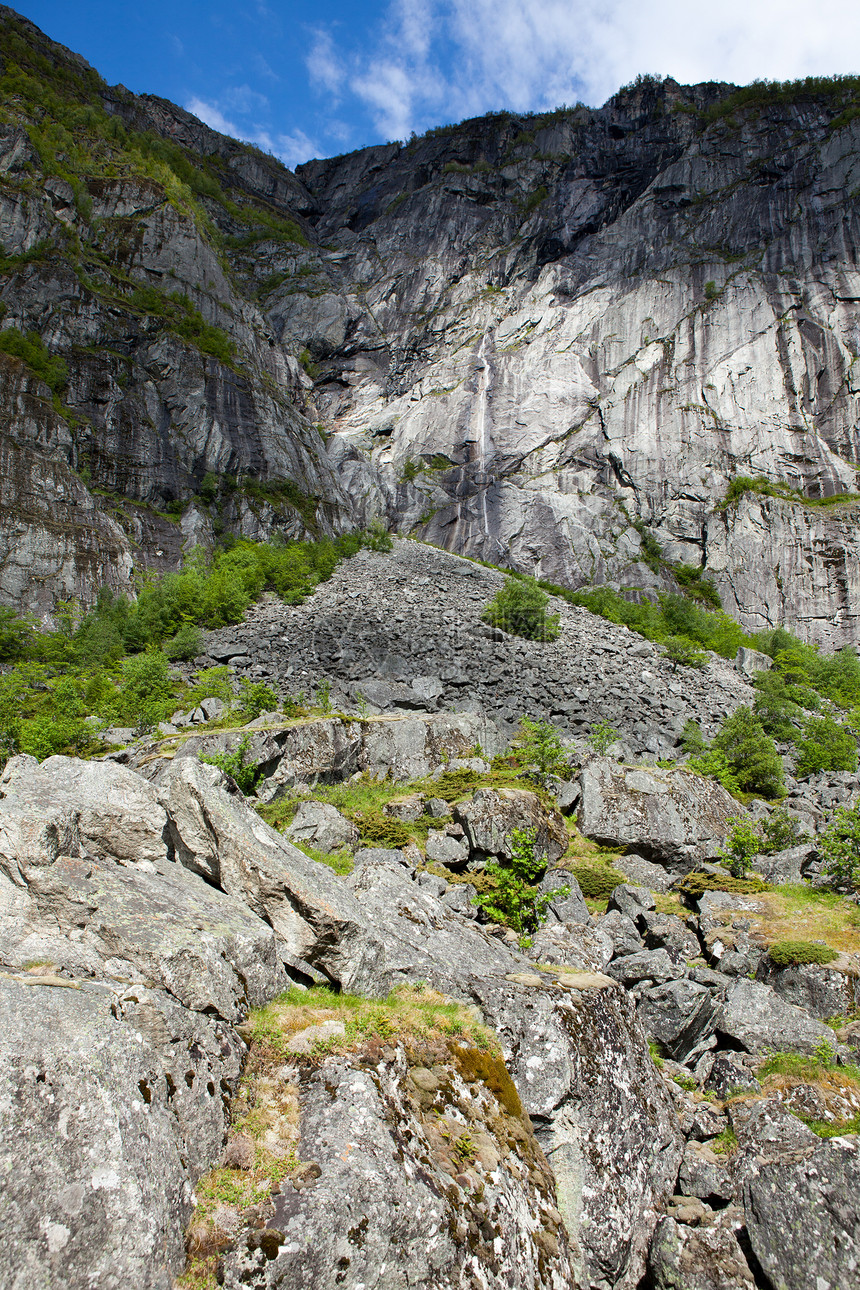挪威的河流和瀑布树木风景旅游目的地森林荒野游客峡湾山脉天空图片