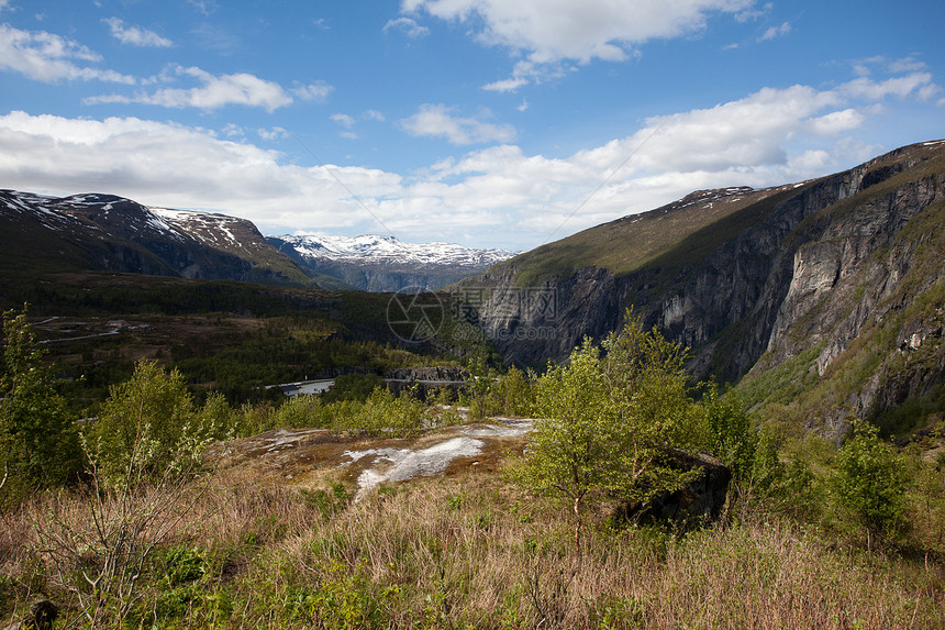挪威的河流和瀑布森林荒野风景树木山脉目的地天空旅游游客峡湾图片