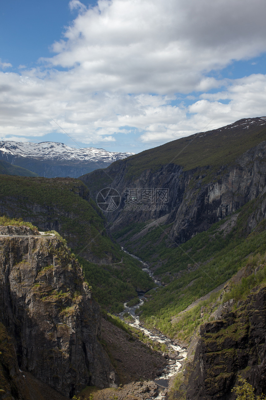 挪威的河流和瀑布树木目的地天空山脉荒野文化游客风景峡湾森林图片