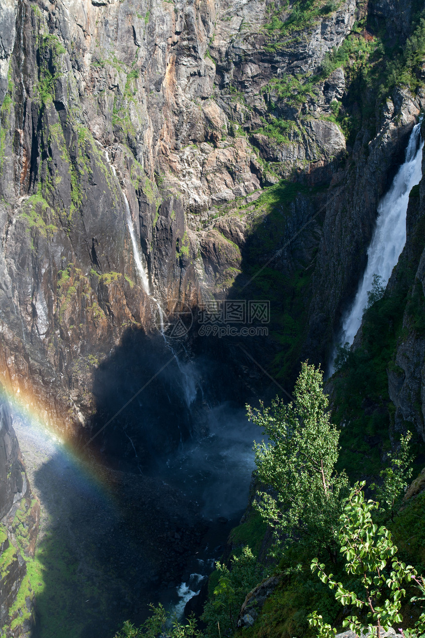 挪威的河流和瀑布荒野峡湾天空森林山脉目的地树木游客风景文化图片