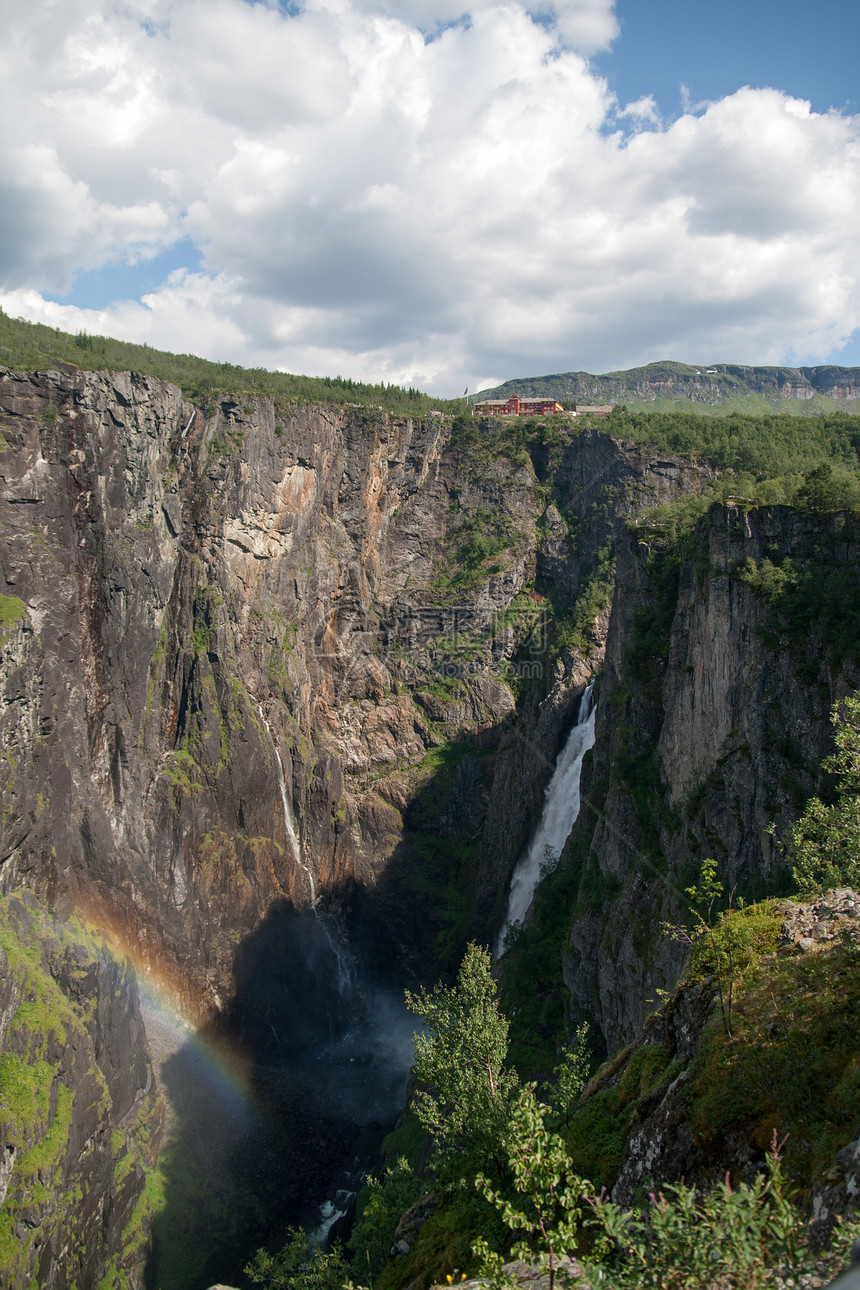 挪威的河流和瀑布风景峡湾天空旅游树木山脉森林荒野游客文化图片