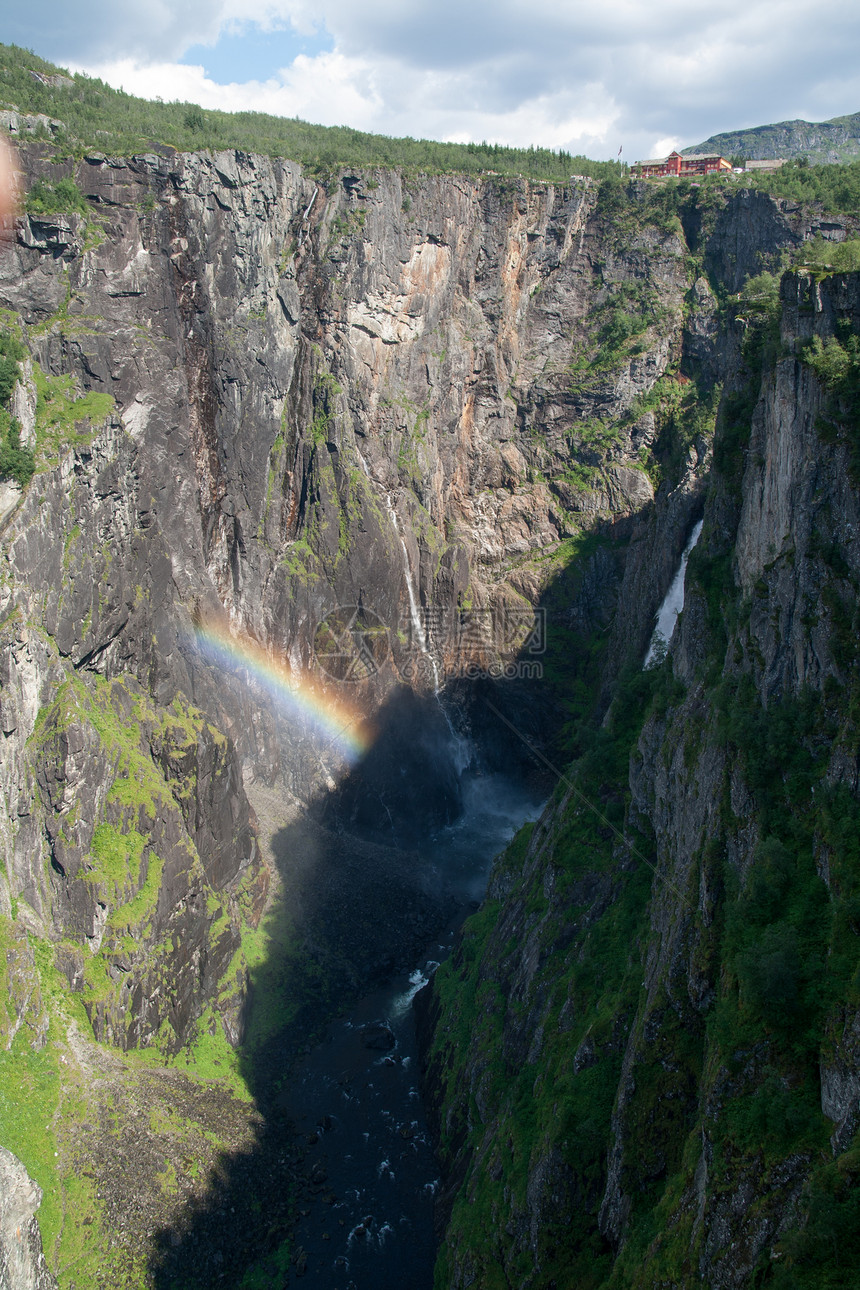 挪威的河流和瀑布风景峡湾森林山脉旅游荒野天空树木文化游客图片