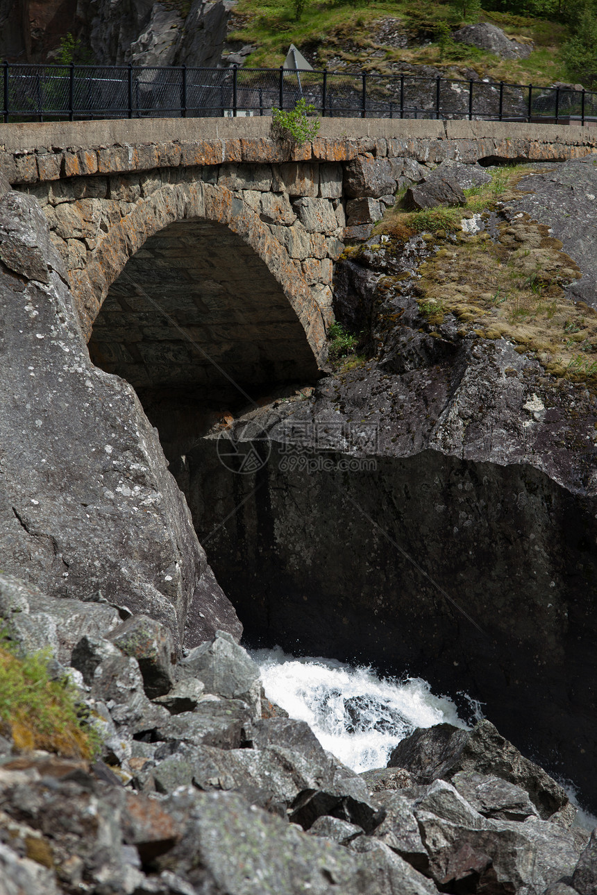 挪威的河流和瀑布天空目的地文化旅游荒野山脉树木峡湾风景游客图片