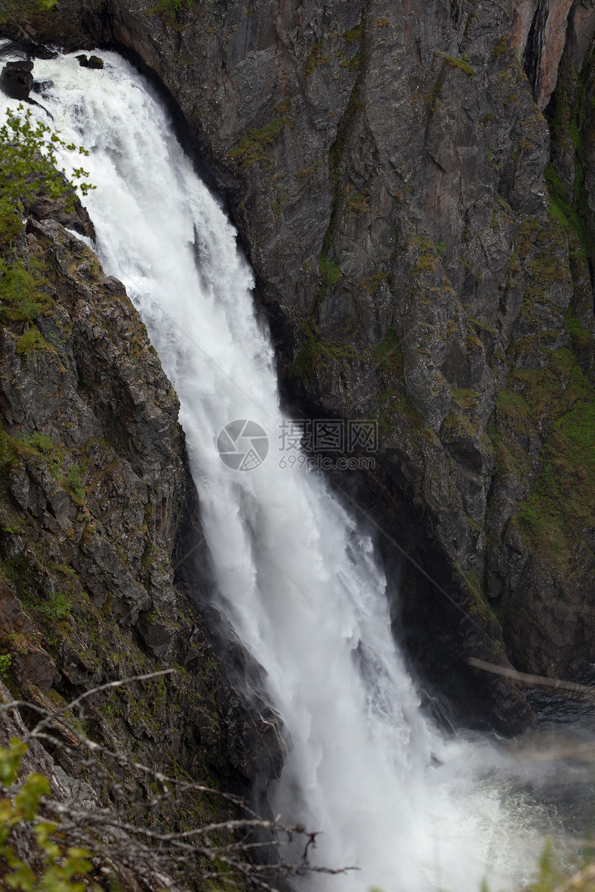 挪威的河流和瀑布森林峡湾游客山脉天空旅游荒野风景文化目的地图片