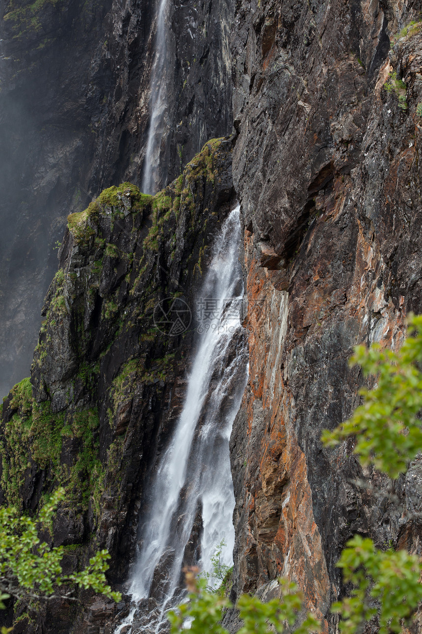 挪威的河流和瀑布森林文化峡湾荒野旅游树木山脉天空游客目的地图片