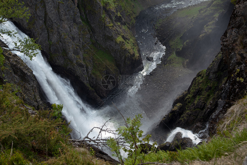 挪威的河流和瀑布森林山脉树木天空游客风景目的地旅游文化荒野图片