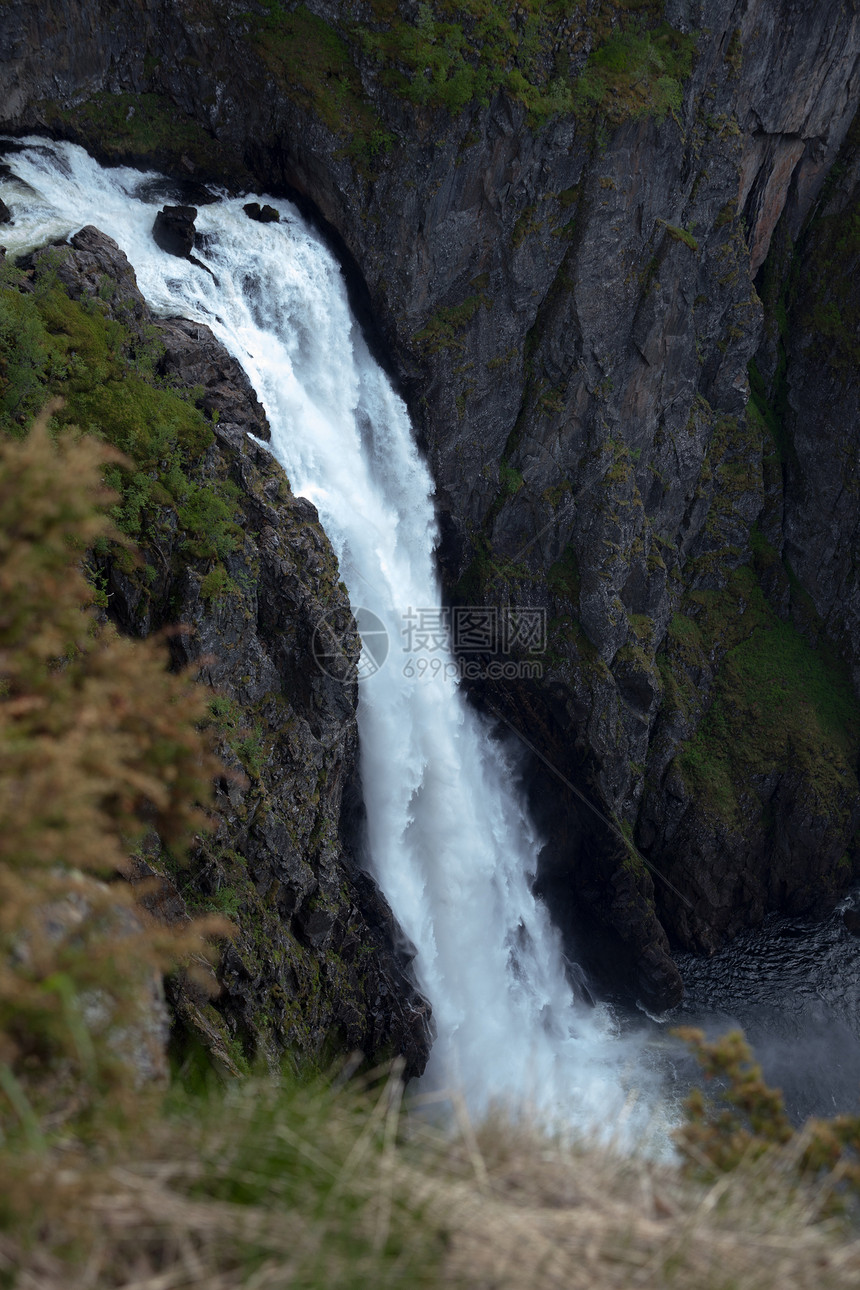挪威的河流和瀑布天空目的地游客森林山脉荒野风景旅游文化树木图片