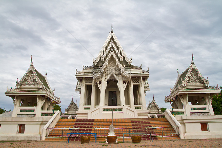 泰国白寺旅游城市古董金子建筑学风格历史蓝色佛教徒雕像图片