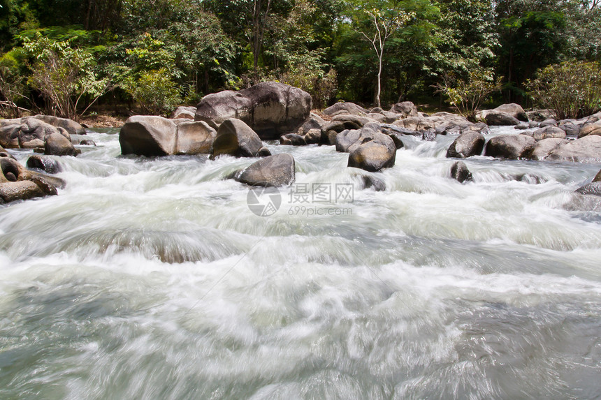 带石头的山河流动溪流急流薄雾荒野水池瀑布岩石生活绿色图片