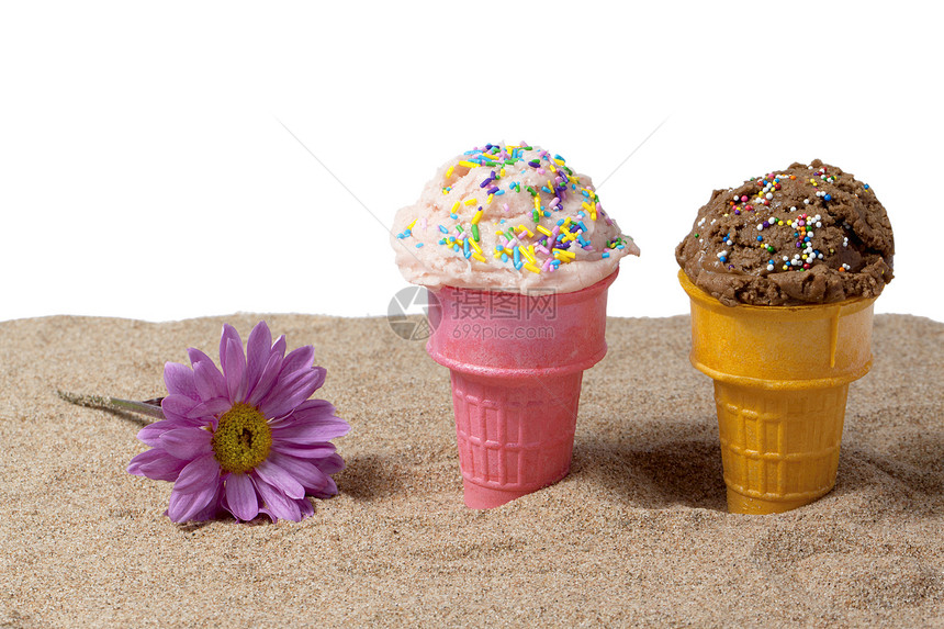 草莓和沙沙中巧克力冰淇淋图片