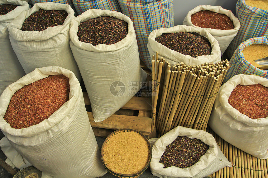 苏林省泰兰的有机水稻文化解雇香料颗粒状乡村食物粮食白色谷物市场图片