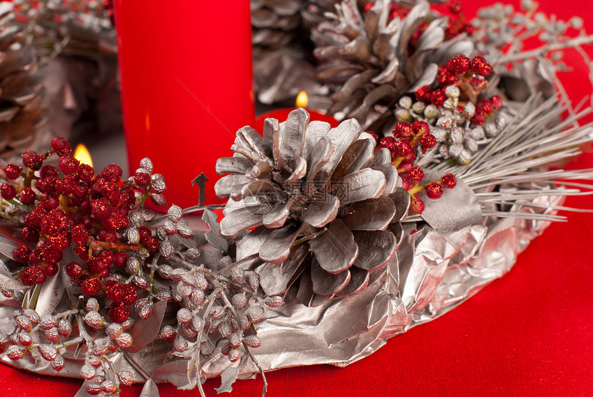 手工制作的圣诞节装饰品烛光水平松果静物家常红色点燃蜡烛图片