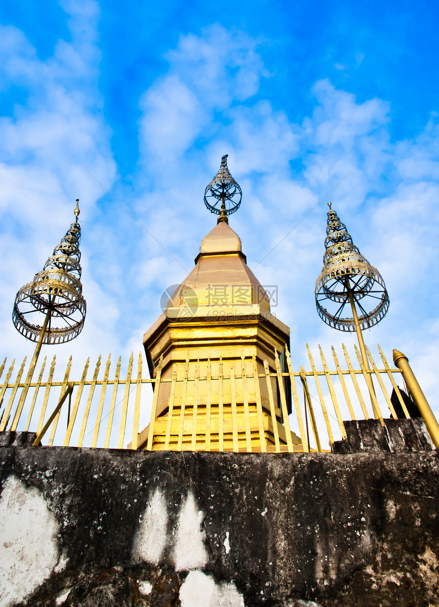 山上的寺庙家具旅游宗教爬坡道金子建筑物天空建造格式尊敬图片