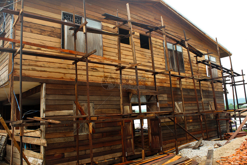 建造家用木柴屋顶住房桁架材料螺柱建筑学木板铺板木材木头图片