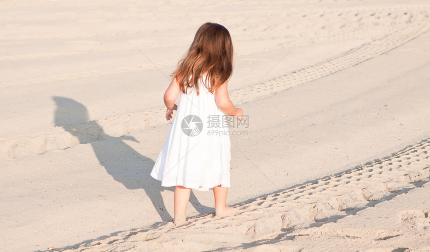 可爱的小女孩笑着在夏天海滩上玩旅行乐趣蓝色热带青年孩子假期阳光海洋孩子们图片