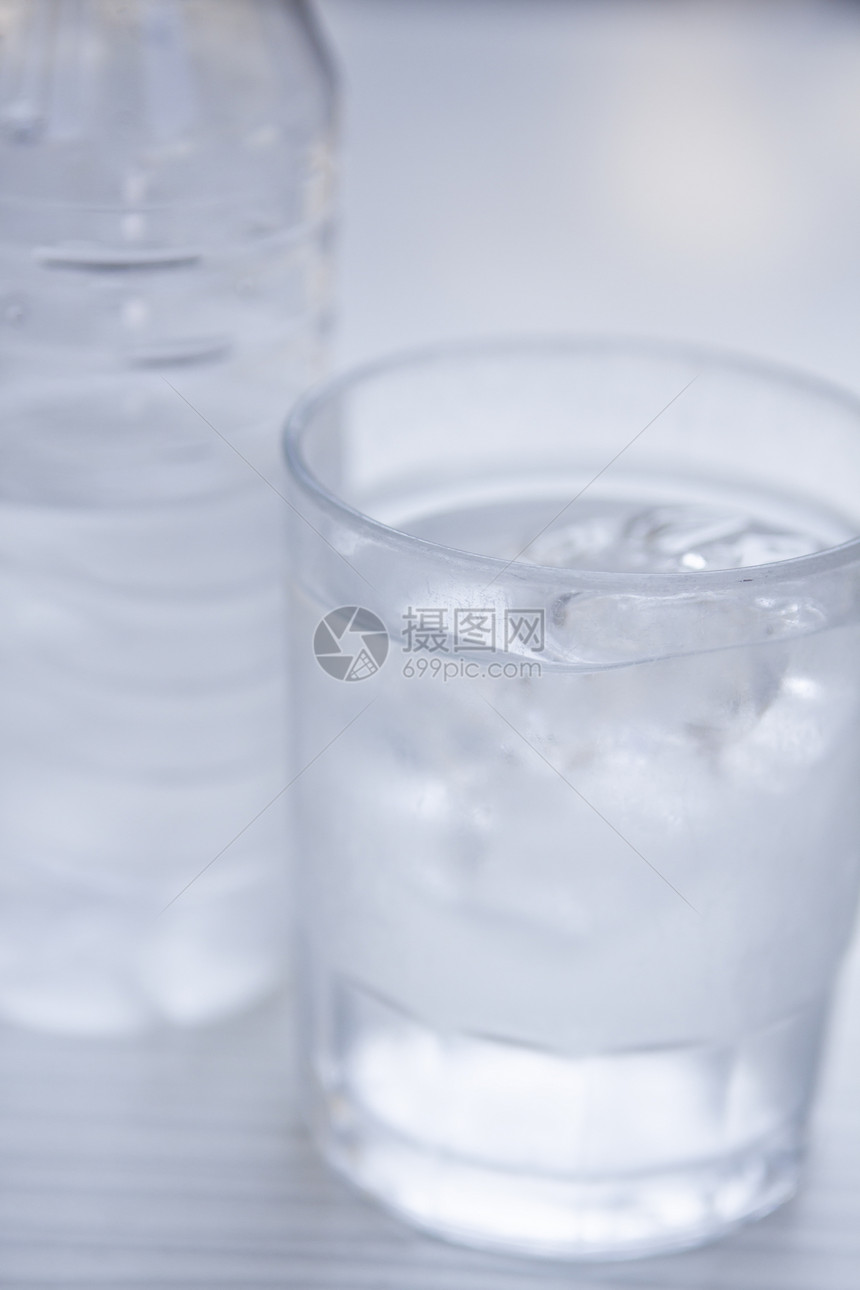 瓶子和桌上玻璃中的新鲜冷清水矿泉水白色产品矿物苏打食物宏观酒吧流动生活饮料图片