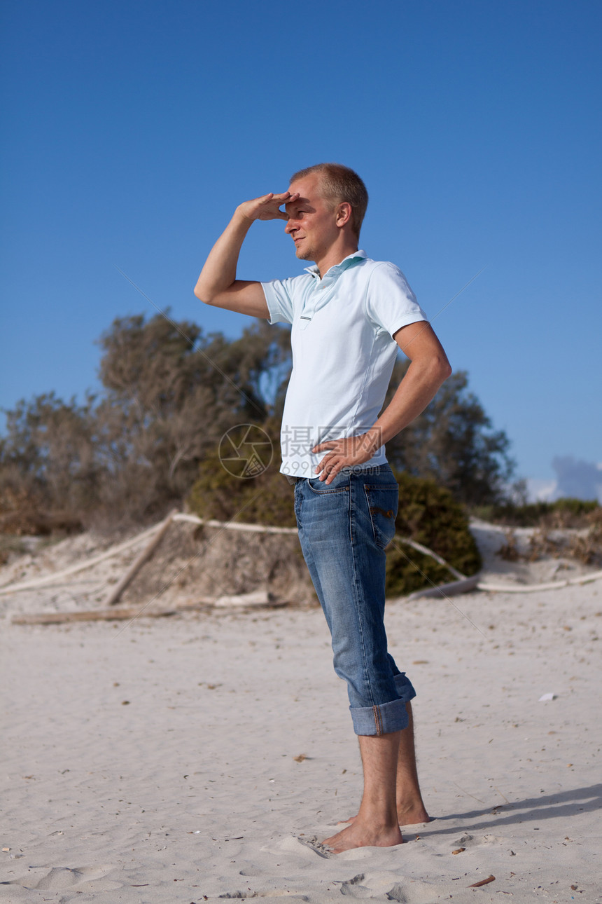 青年男子在暑假的沙滩上放松快乐身体成人旅游海滩蓝色海岸天空假期力量图片