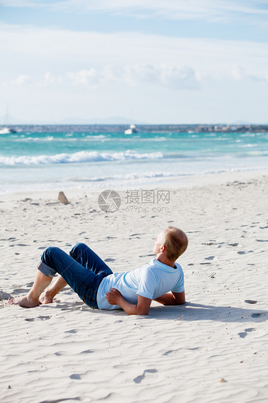 青年男子在暑假的沙滩上放松快乐男人阳光旅行海洋微笑身体天空海滩假期图片