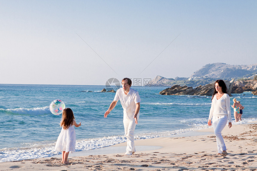 快乐的年轻家庭 和女儿在沙滩上旅行蓝色男性孩子女士喜悦团体女性海滩假期图片