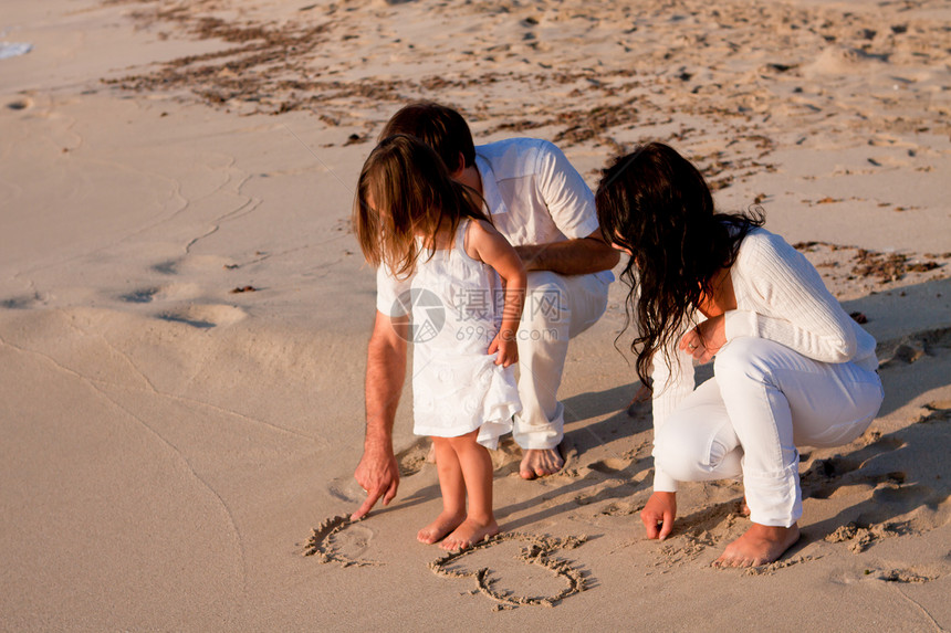 快乐的年轻家庭 和女儿在沙滩上男人幸福成人团体海滩乐趣孩子父亲旅行旅游图片