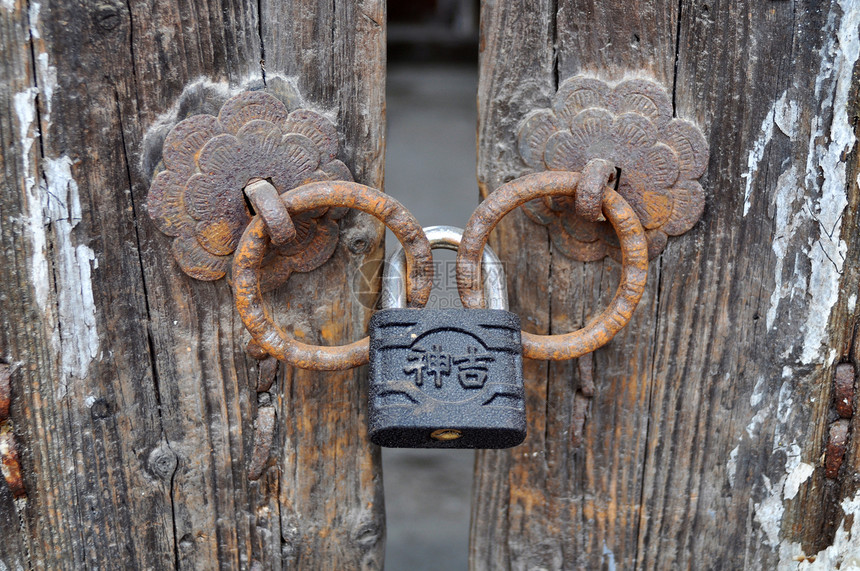 上锁的建筑宗教房子木头戒指门把手文化入口晴天安全图片