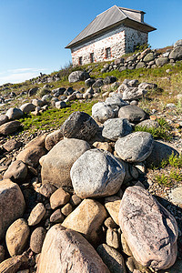 岩石海岸的石屋高清图片