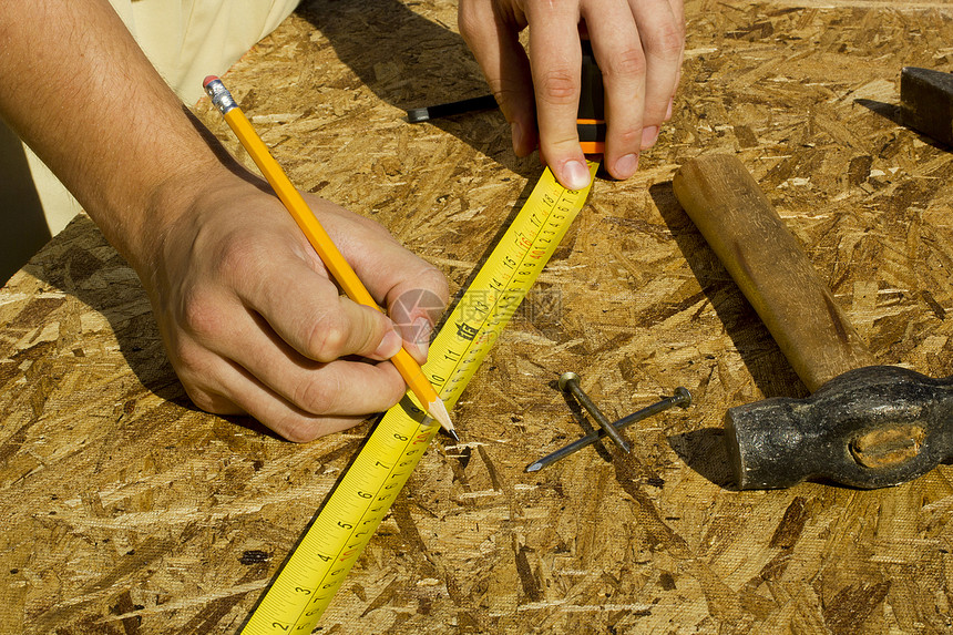 测量胶合板工人承包商白色统治者木工男性工业乐器磁带铅笔工具图片