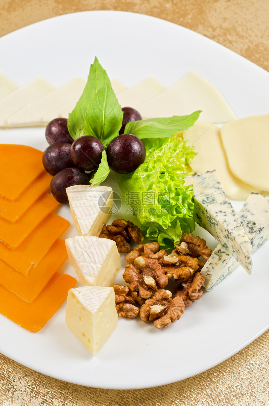 奶酪小吃食物羊乳水果坚果产品模具核桃蓝色木板图片