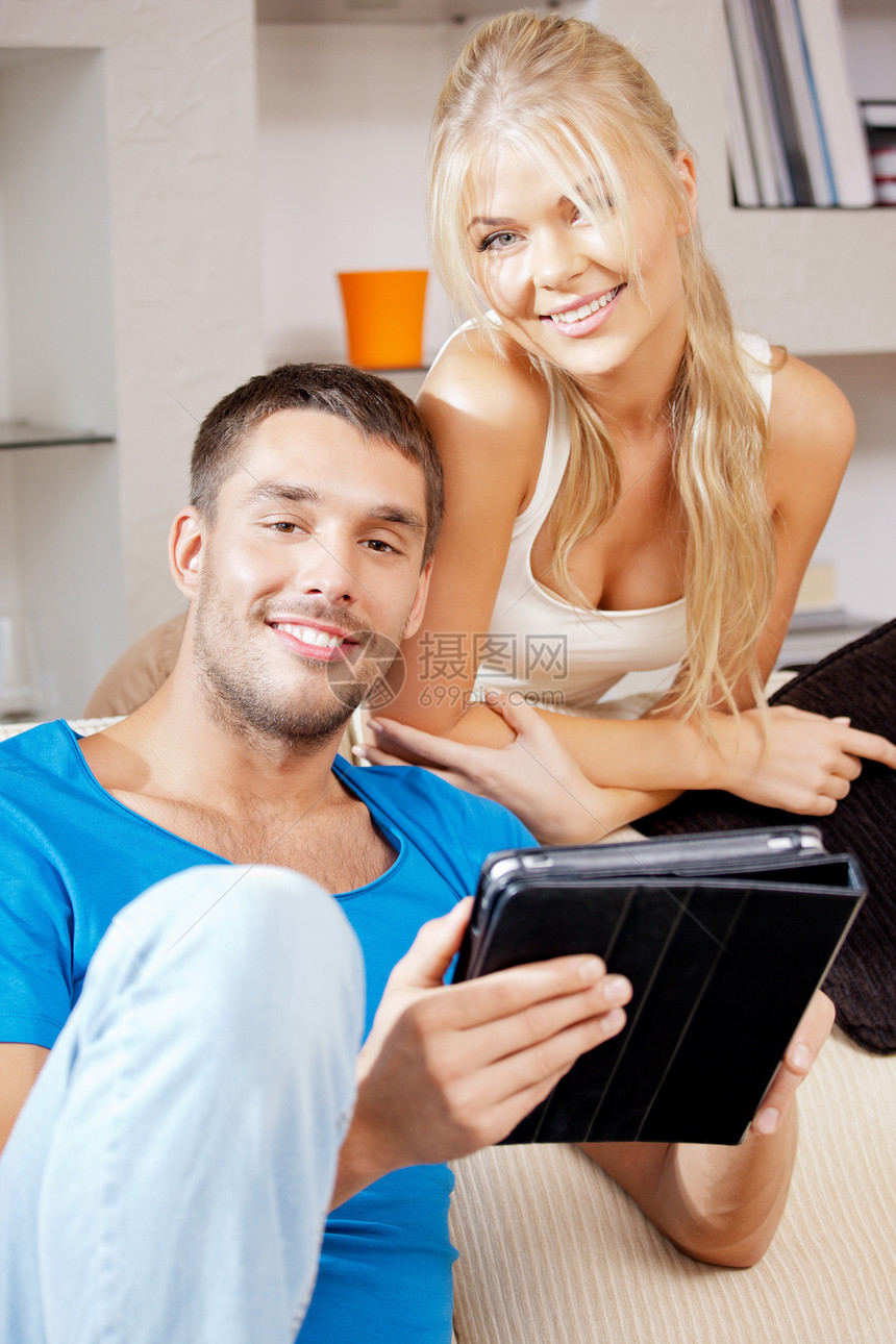 在家幸福的情侣丈夫女孩互联网药片家庭技术男性电脑喜悦夫妻图片