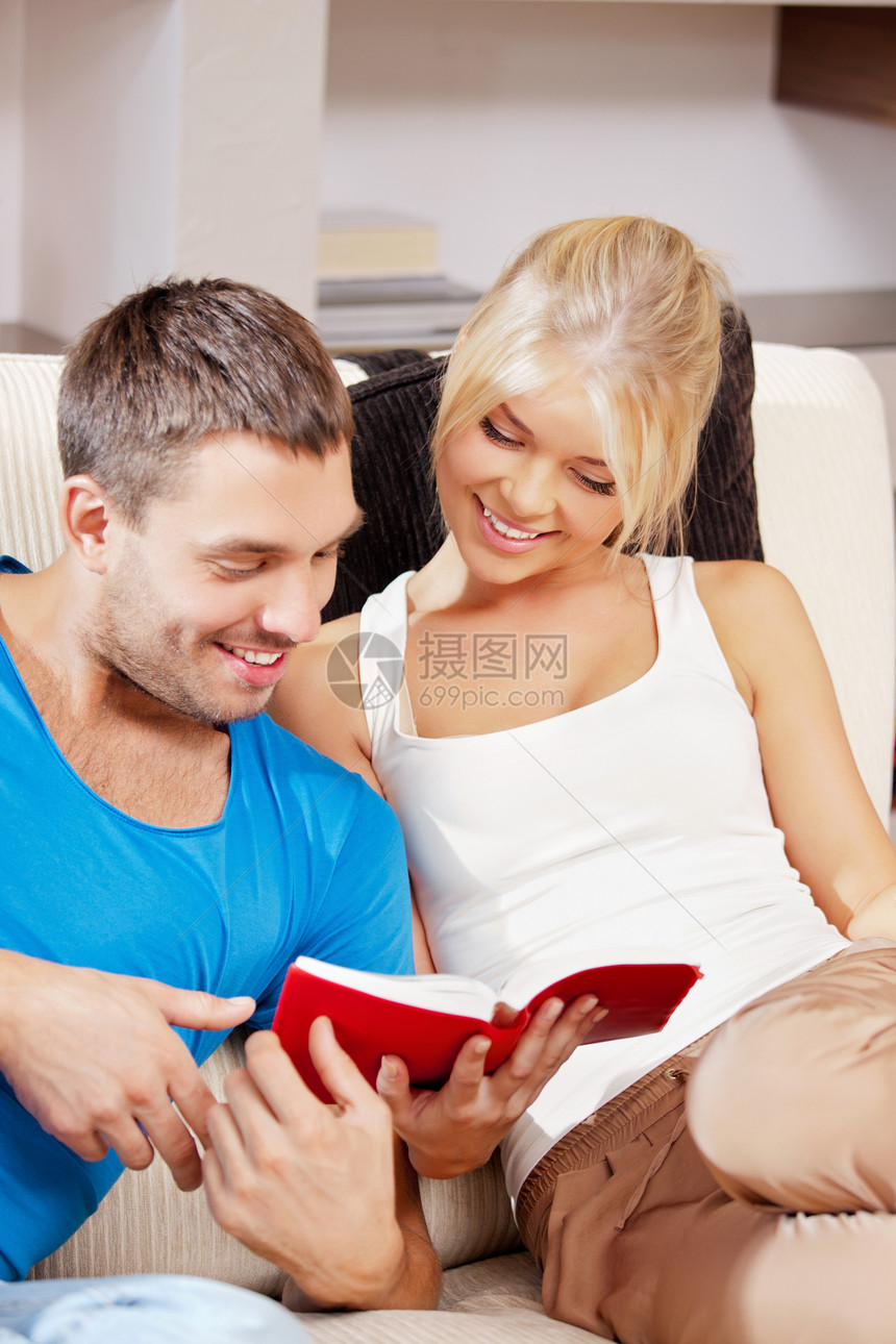 在家幸福的情侣喜悦女孩夫妻妻子知识成人教育丈夫女性微笑图片