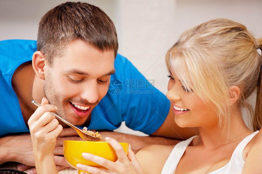 在家幸福的情侣谷物感情薄片男性男人饮食家庭微笑食物喜悦图片