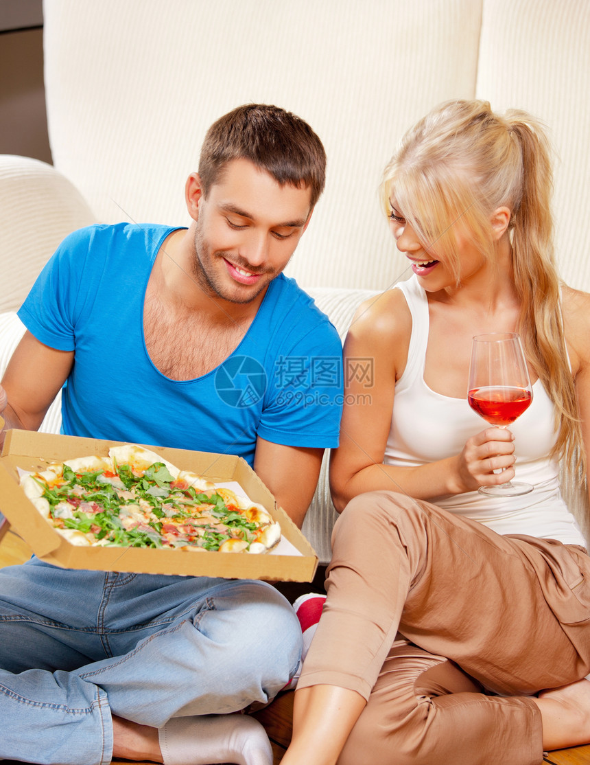 情侣共进晚餐恋人丈夫家庭浪漫感情妻子喜悦幸福女孩男性图片