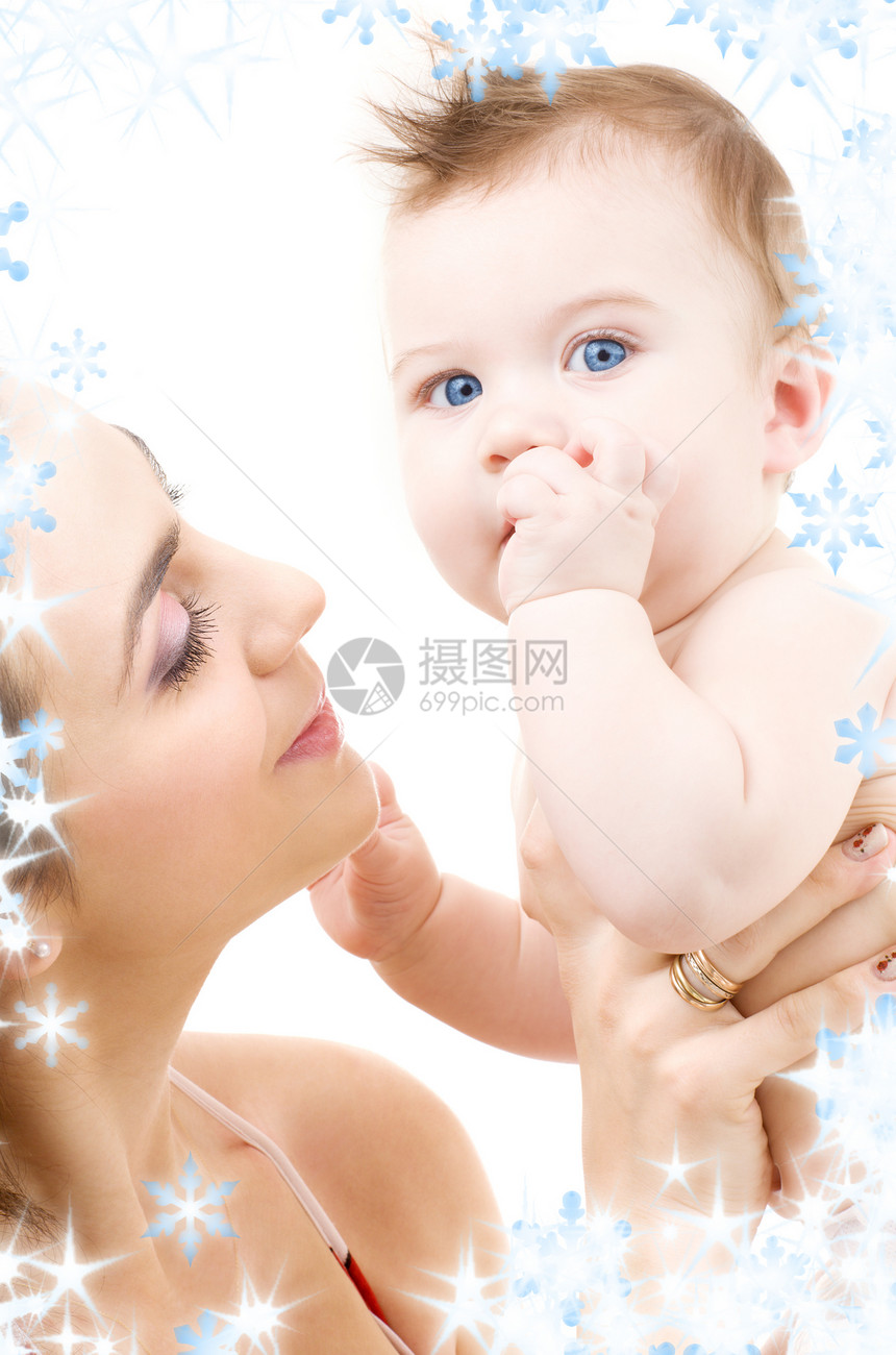 母亲手中的蓝眼睛婴儿乐趣新生育儿幸福微笑家庭男生父母妈妈母性图片