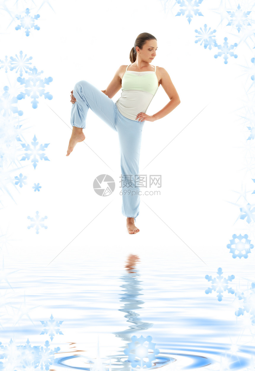 站在白沙上的瑜伽力量数字卫生平衡姿势身体女孩娱乐女士体操图片