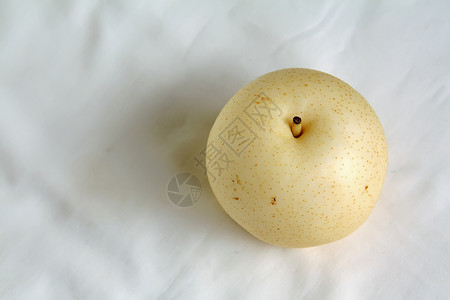 中国梨热带营养食物黄色小吃水果鸭梨饮食白色背景图片