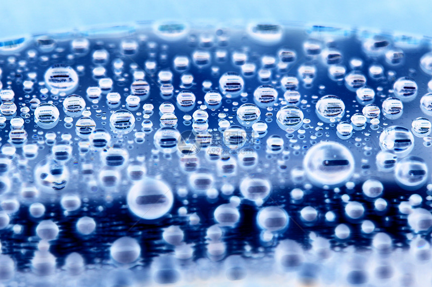 蓝水滴蓝色淋浴风暴宏观反射珠子雨滴天气雨水液体图片