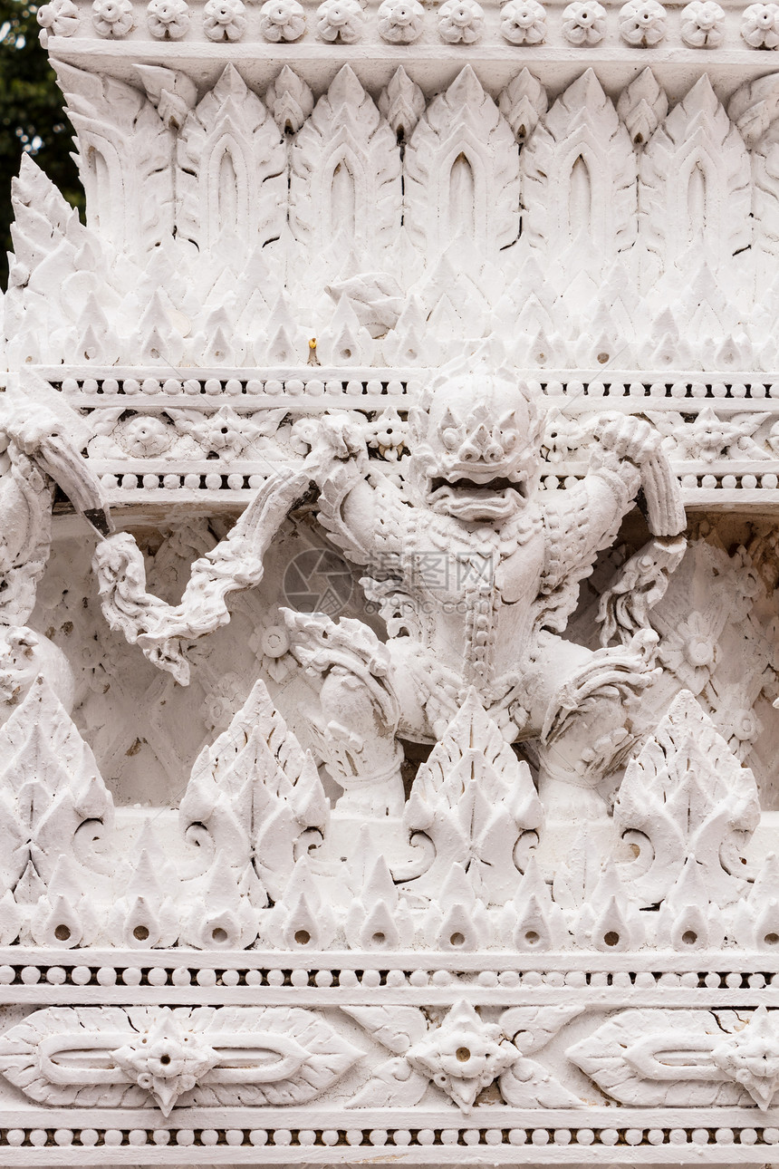 泰神庙巨人的白雕塑图片