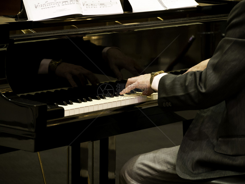 男人的手在弹钢琴调子音乐家旋律玩家棕榈按钮键盘音乐手指男性图片