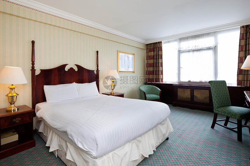 简易旅馆房间套房窗户椅子风格被单地面家具枕头装饰汽车图片