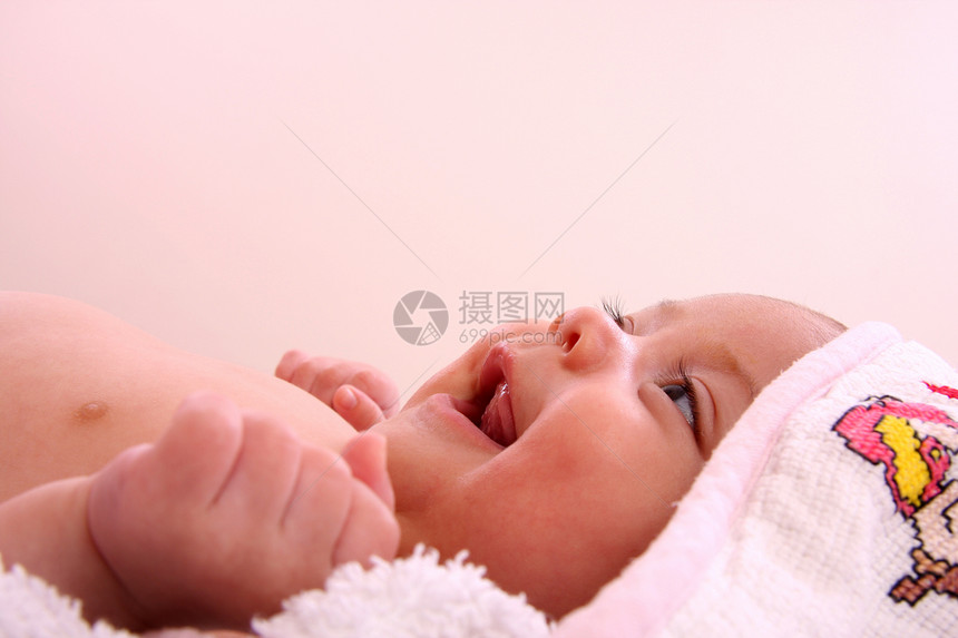 婴孩婴儿微笑保健新生乐趣情感幸福童年生活快乐毛巾图片
