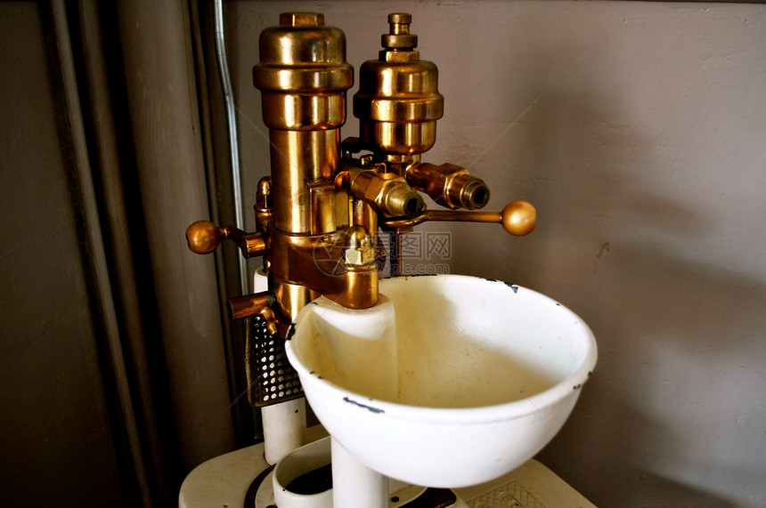 古董水喷泉黄铜瓷碗管道图片