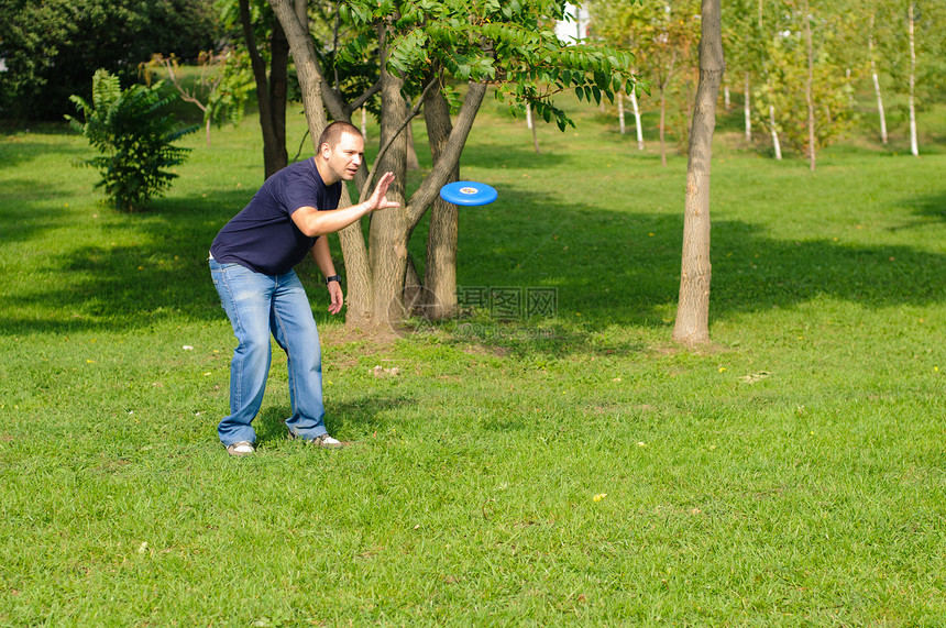 年轻人玩飞盘游戏假期运动飞盘男人活动男性乐趣绿色闲暇公园图片