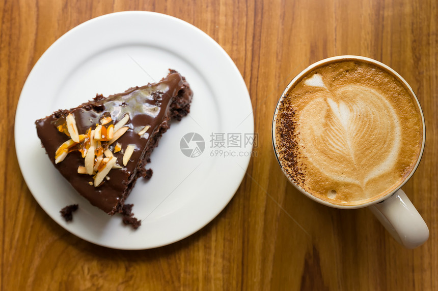 巧克力蛋糕和咖啡杯巧克力蛋糕杯子甜点牛奶咖啡餐厅盘子白色桌子图片