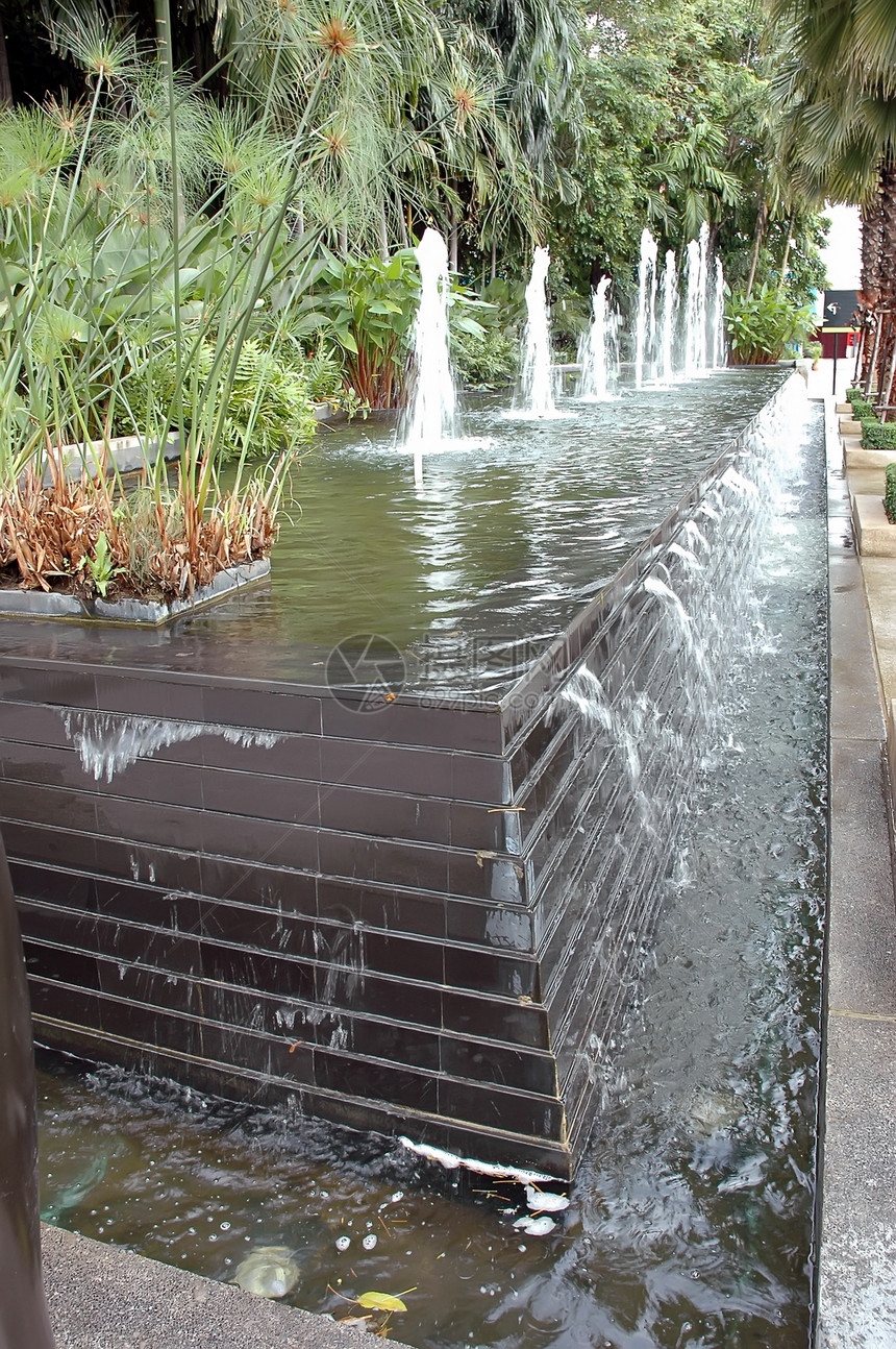池塘和泉水液体流动公园飞溅水滴绿色蓝色喷泉城市喷涂图片