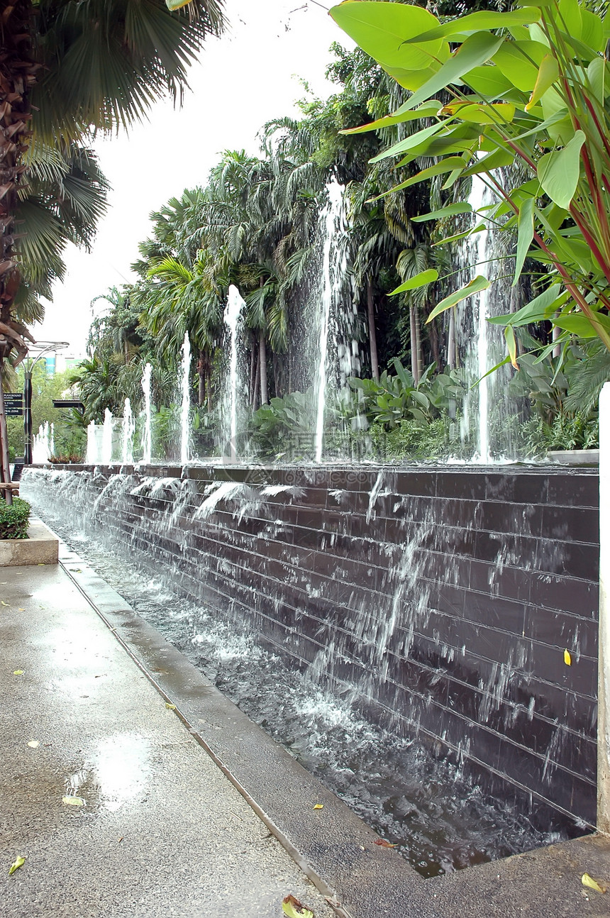 池塘和泉水公园喷泉液体飞溅城市蓝色喷涂天空流动水滴图片