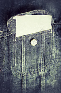 牛仔裤邮袋和白皮书材料空白卡片白色小袋棉布裤子织物背景图片